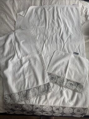 Avanti White Bath Towel Set with Silver Embroidered Border
